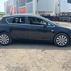 2012 Vauxhall Astra 1.4T 16V SE [140] 5dr HATCHBACK Petrol Manual - Image 2