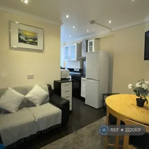 2 bedroom flat in Rashleigh House, London, WC1H (2 bed) (#2220101)