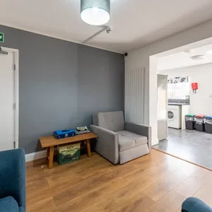 Your Ideal Professional Share: Modern Room in Welcoming Home