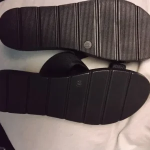 Pair of modern black flip flops size 41 new - Image 2