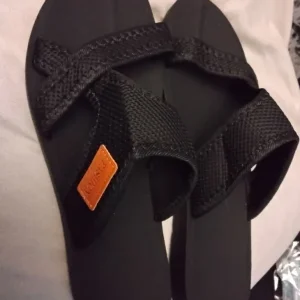 Pair of modern black flip flops size 41 new
