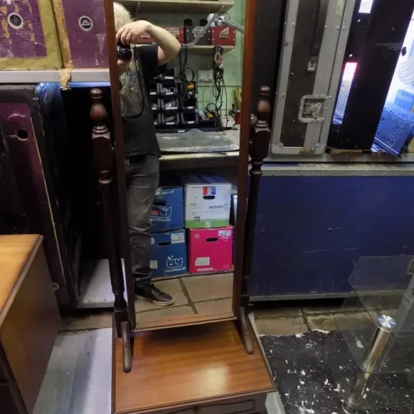 BEDROOM FREE STANDING VANITY MIRROR