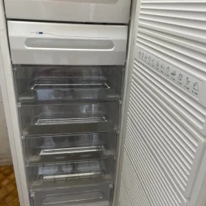 Upright freezer with 2 shelves and 4 trays - Image 3