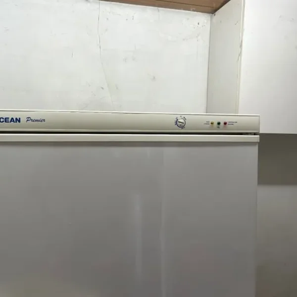 Upright freezer with 2 shelves and 4 trays