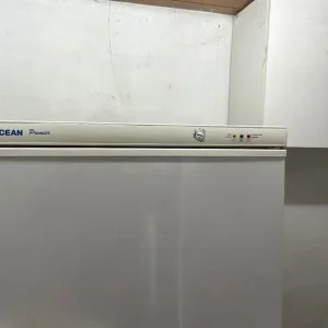 Upright freezer with 2 shelves and 4 trays