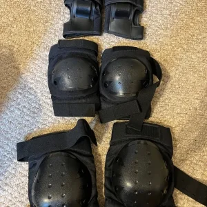 Rollerblade kit: case, in line skates size 8.5 (6UK) and protection gear - Image 2