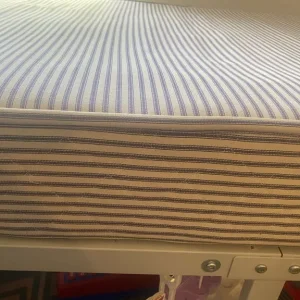 Single be with mattress in excellent condition - Image 2