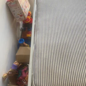 Single be with mattress in excellent condition - Image 3