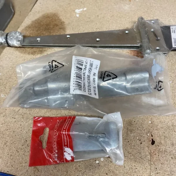 Shed heavy duty set of hinges, bolt and clasp