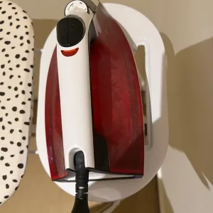 Russell Hobbs Auto Steam Iron – 2400W – Great Condition - Image 2