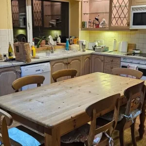 Solid Pine Kitchen / dining tae and 6 pine cjaires