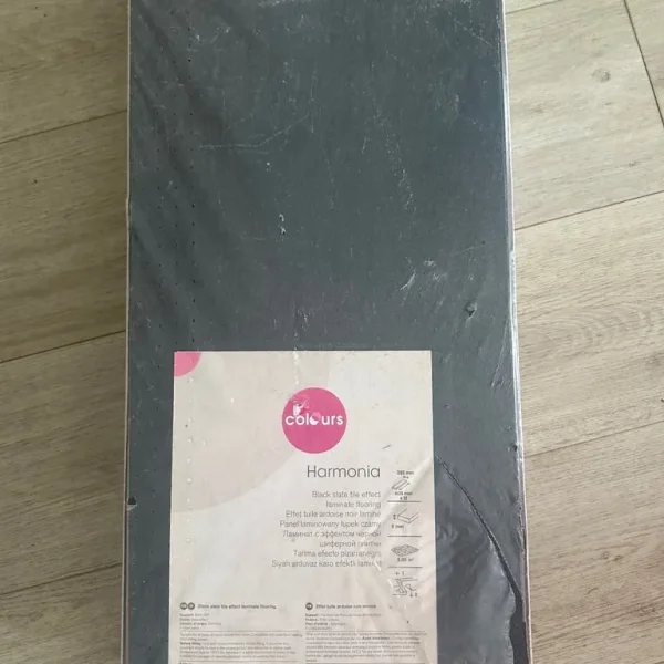 Laminate flooring ( 5x packs)