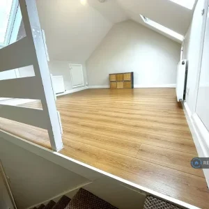 2 bedroom flat in St. Edmunds Road, London, N9 (2 bed) (#2575216) - Image 4