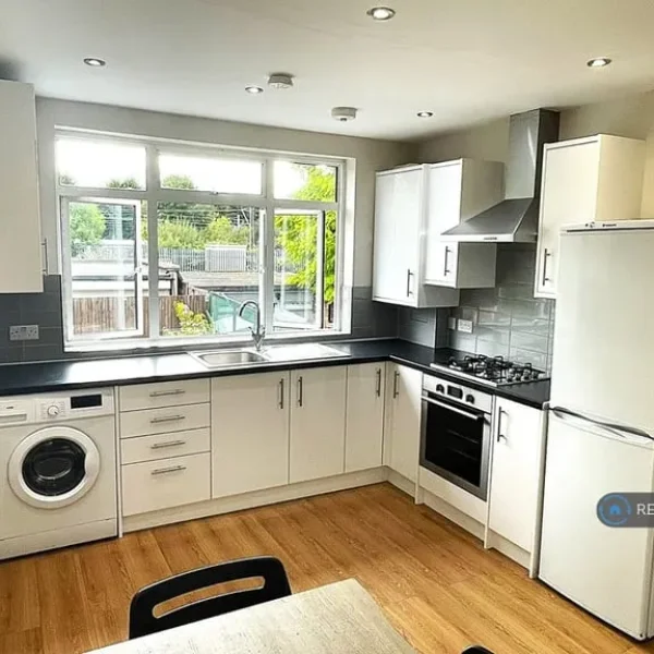 2 bedroom flat in St. Edmunds Road, London, N9 (2 bed) (#2575216)