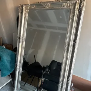 Salon chairs mirrors barber chairs - Image 3