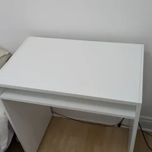 Small white desk - Image 3