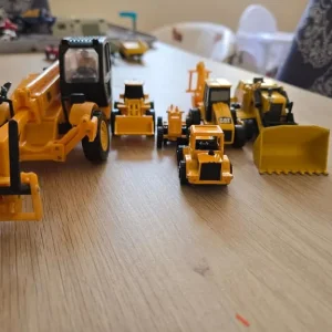 Bundle of construction toys
