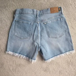 New ladies Superdry denim shorts size 27 waist - Image 2