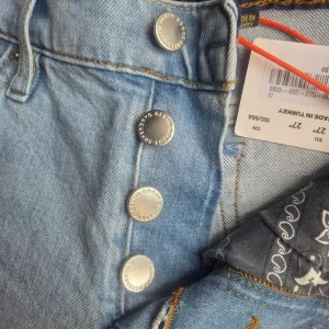 New ladies Superdry denim shorts size 27 waist - Image 3