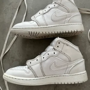 Jordan 1 Mids - Image 2