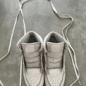 Jordan 1 Mids - Image 3