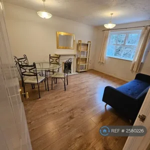 2 bedroom flat in Hurworth Avenue, Slough, SL3 (2 bed) (#2580226) - Image 2