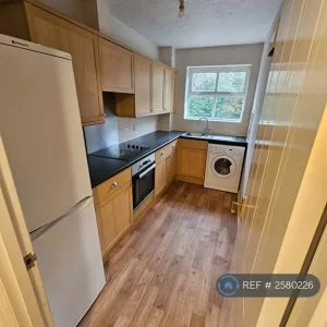 2 bedroom flat in Hurworth Avenue, Slough, SL3 (2 bed) (#2580226) - Image 3