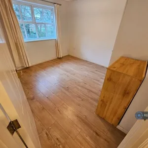 2 bedroom flat in Hurworth Avenue, Slough, SL3 (2 bed) (#2580226) - Image 4