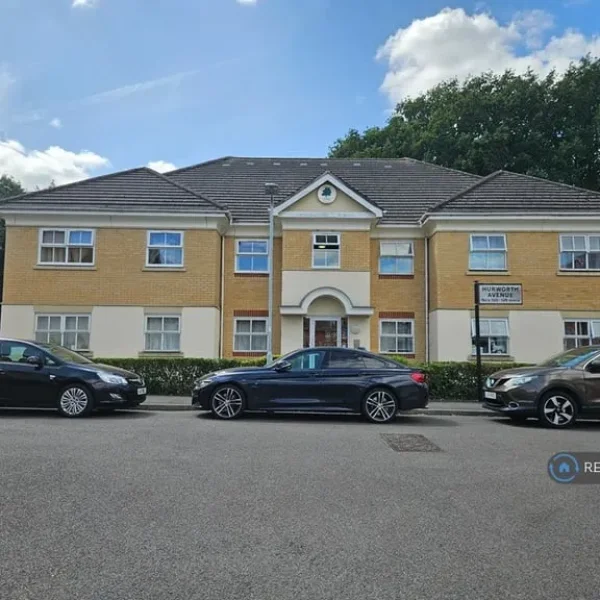 2 bedroom flat in Hurworth Avenue, Slough, SL3 (2 bed) (#2580226)