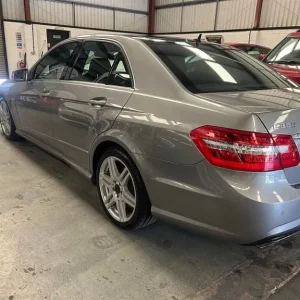 2010 Mercedes-Benz E-Class 3.5 CGI V6 BlueEfficiency Sport Saloon 4dr Petrol G-Tronic Euro 5 (292... - Image 4