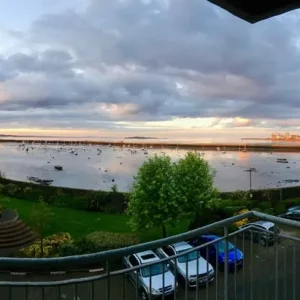 Spacious 2-bedroom 2 bathrooms Furnished Granton apartment - Image 2