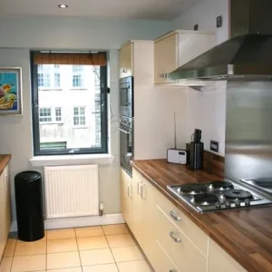 Spacious 2-bedroom 2 bathrooms Furnished Granton apartment - Image 4