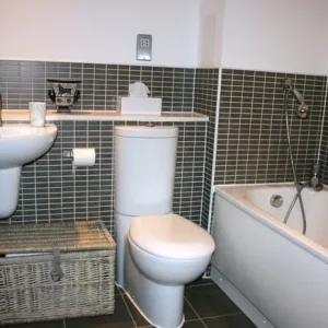 Spacious 2-bedroom 2 bathrooms Furnished Granton apartment - Image 8