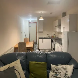 2 Bedroom Flat to Let in Heart of Dennistoun - Image 2