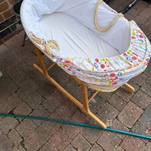 Baby crib/bassinet with wooden frame - Image 2