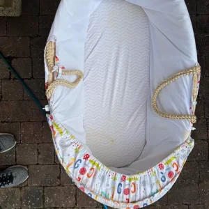 Baby crib/bassinet with wooden frame - Image 3