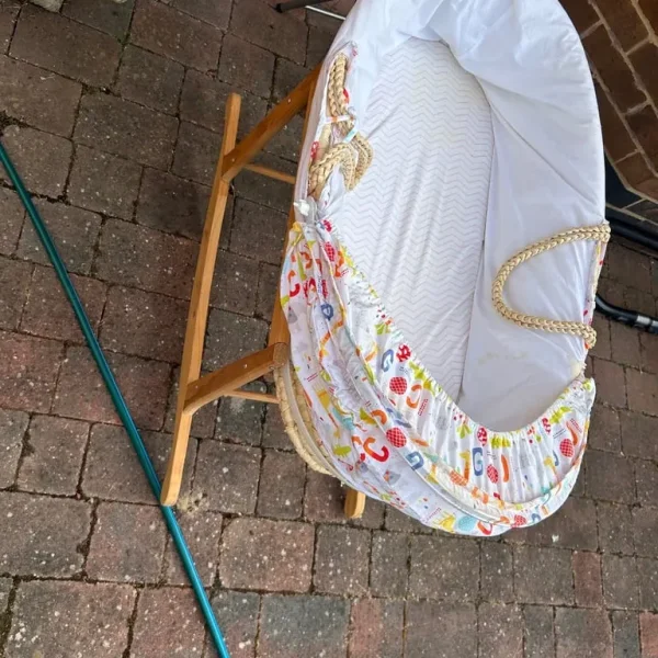 Baby crib/bassinet with wooden frame