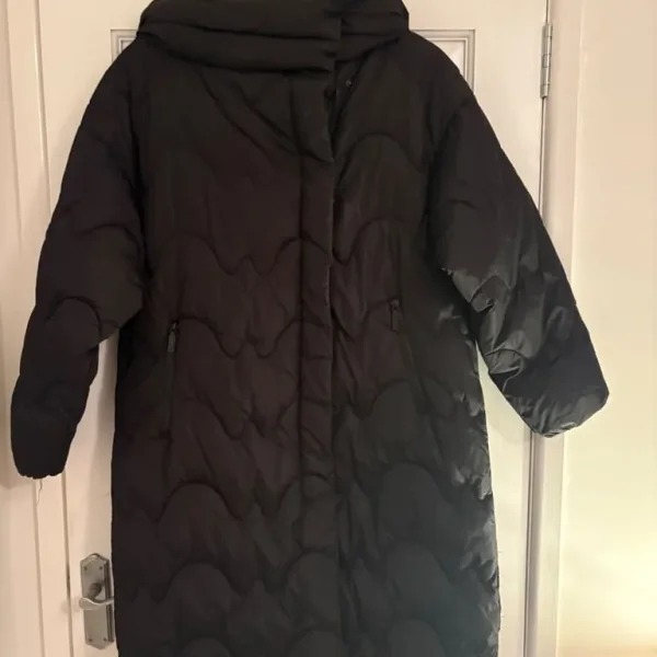 Black puffa coat