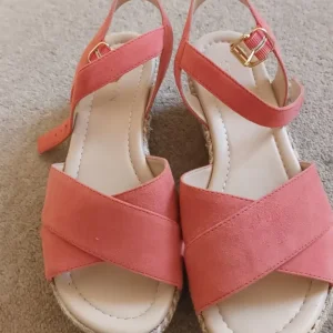 Ladies sandals, size 4. SHOON