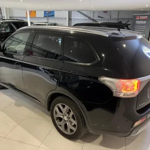 2014 Mitsubishi Outlander 2.2 Diesel 4x4 Estate - Image 3