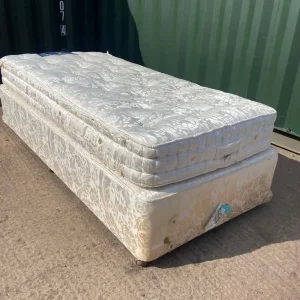 Single bed and mattress - Image 2