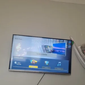 43" panasonic tv and bracket - Image 2