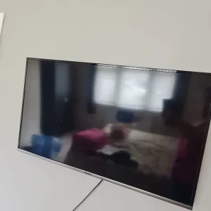 43" panasonic tv and bracket - Image 3