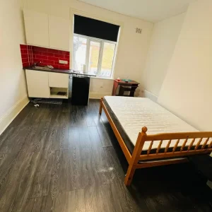 Studio Room Available to rent in Harrow On The Hill - Image 3