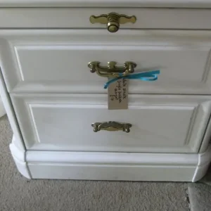ORNATE WHITE SINGLE BEDSIDE CABINET. TOP SHELF OVER 2 DRAWER. IN GOOD ORDER - Image 2