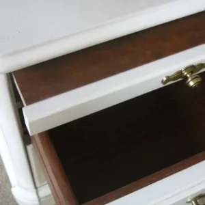 ORNATE WHITE SINGLE BEDSIDE CABINET. TOP SHELF OVER 2 DRAWER. IN GOOD ORDER - Image 3