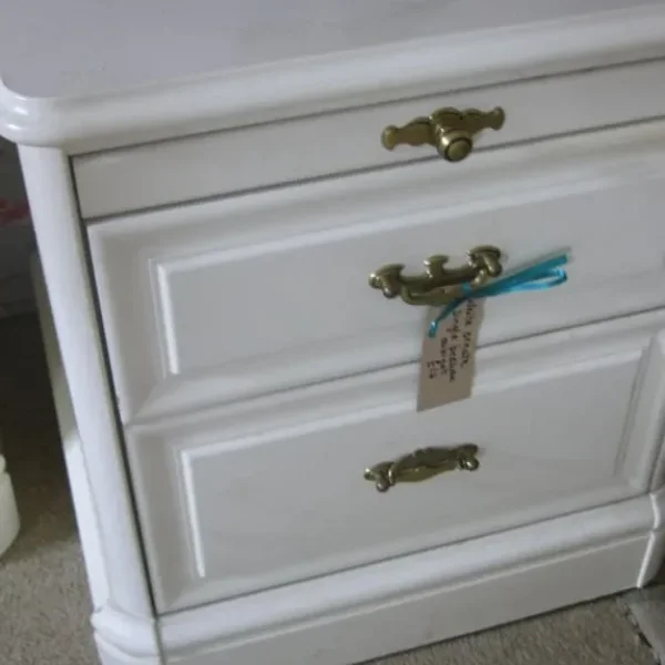 ORNATE WHITE SINGLE BEDSIDE CABINET. TOP SHELF OVER 2 DRAWER. IN GOOD ORDER