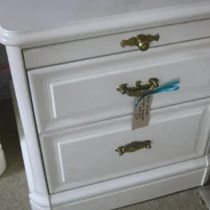 ORNATE WHITE SINGLE BEDSIDE CABINET. TOP SHELF OVER 2 DRAWER. IN GOOD ORDER