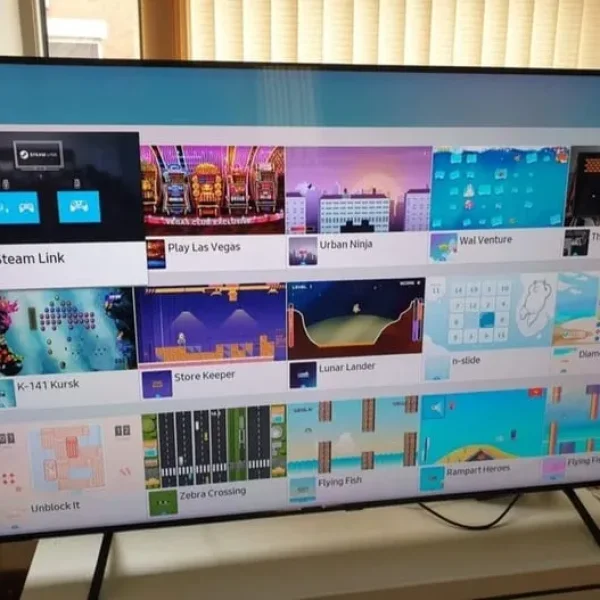 BOXED SAMSUNG QE82Q70RAT 82 INCH SMART 4K UHD HDR 1500 QLED TV WITH WIFI, FREEVIEW & FREESAT HD