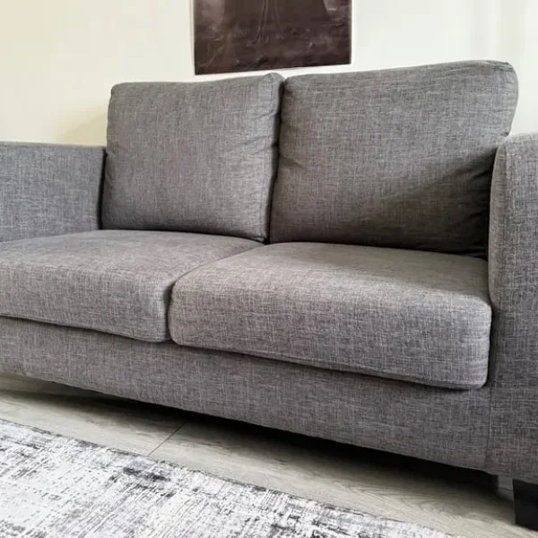 Couch in perfect condition *ideal for small spaces*